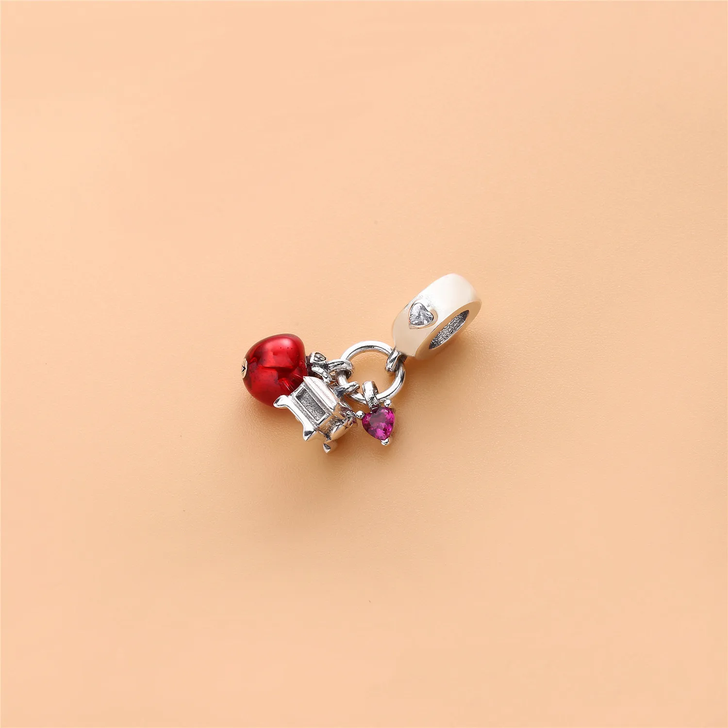 Pandora Disney Snow White sølv dingler med rød og klar cubic zirconia, lysegrønn krystall og rød emalje - 797486CZRMX