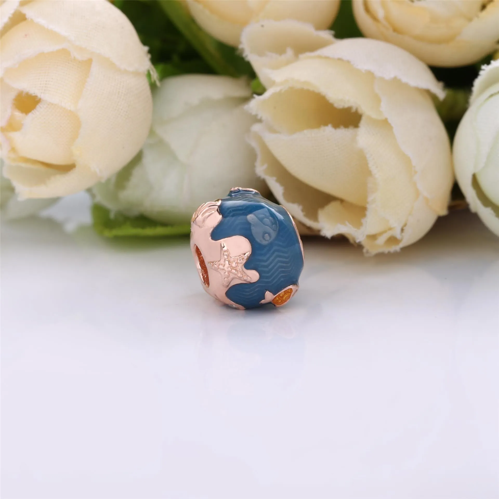Pandora Skimrende Havbølger og Fisk Charm - 789004C01