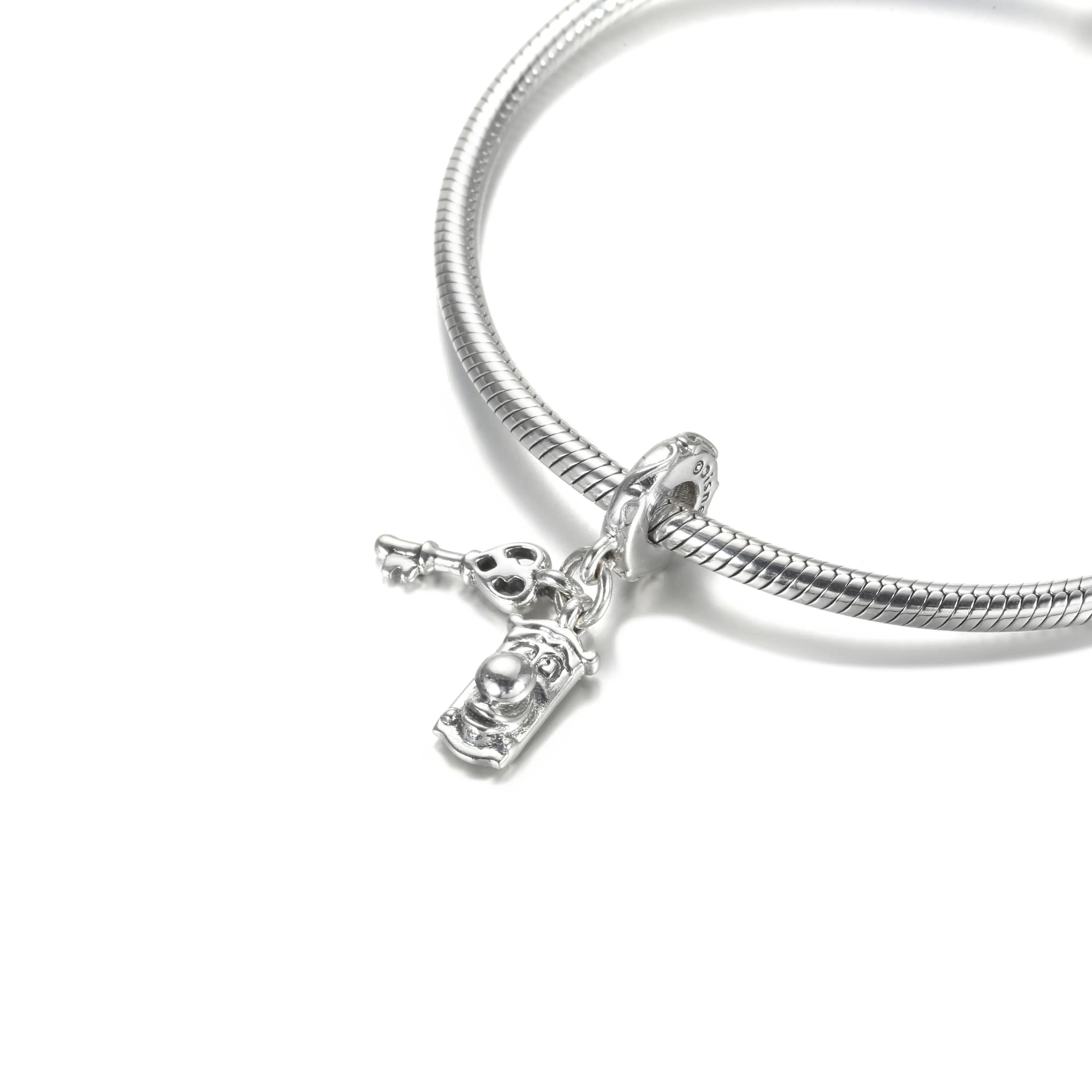 Pandora Disney Alice i Eventyrland Nøkkel og dørhåndtak Hengende Charm - 799344C00