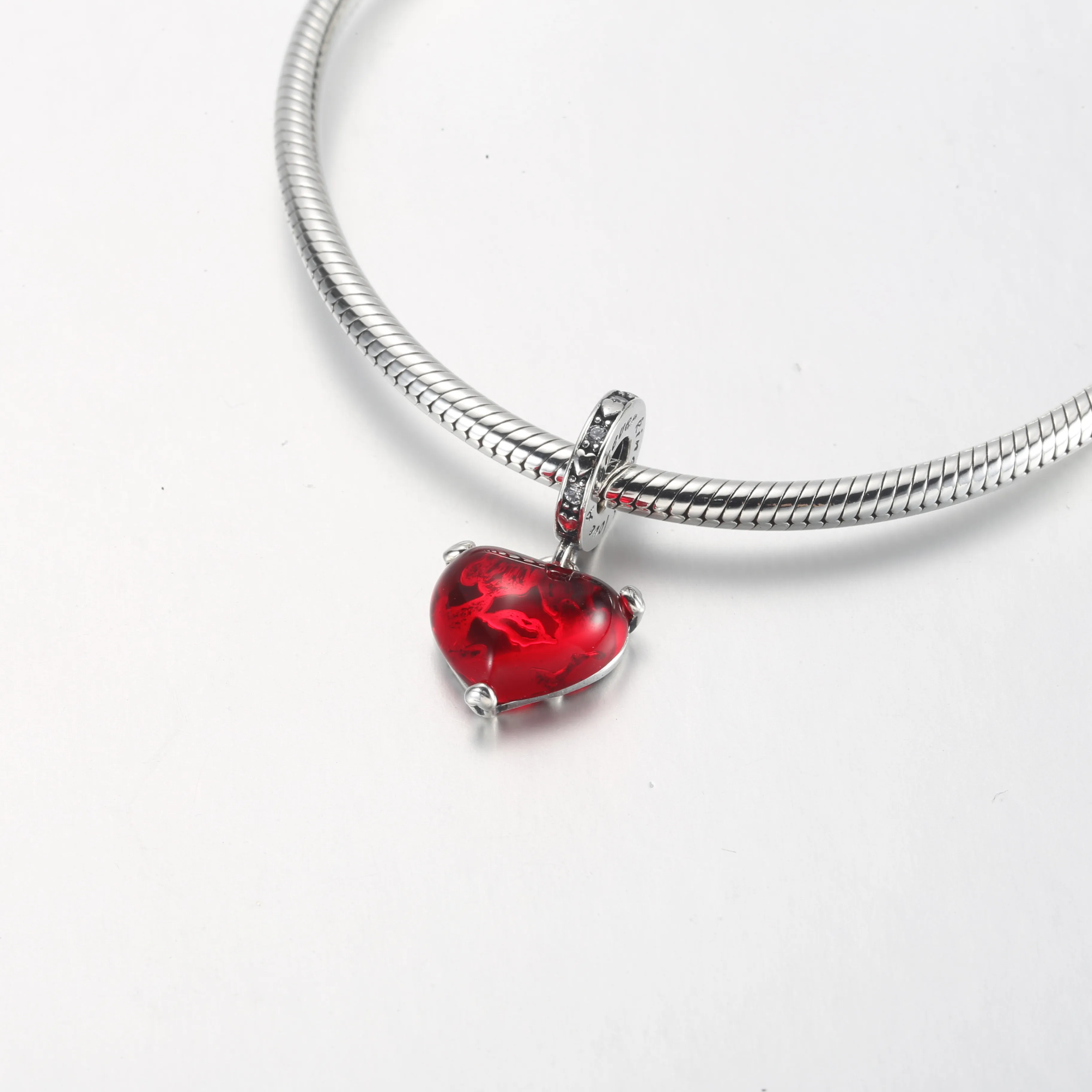Pandora Disney Mikke og Minni Mus Kyss Rødt Muranoglass Hengende Charm - 792522C01