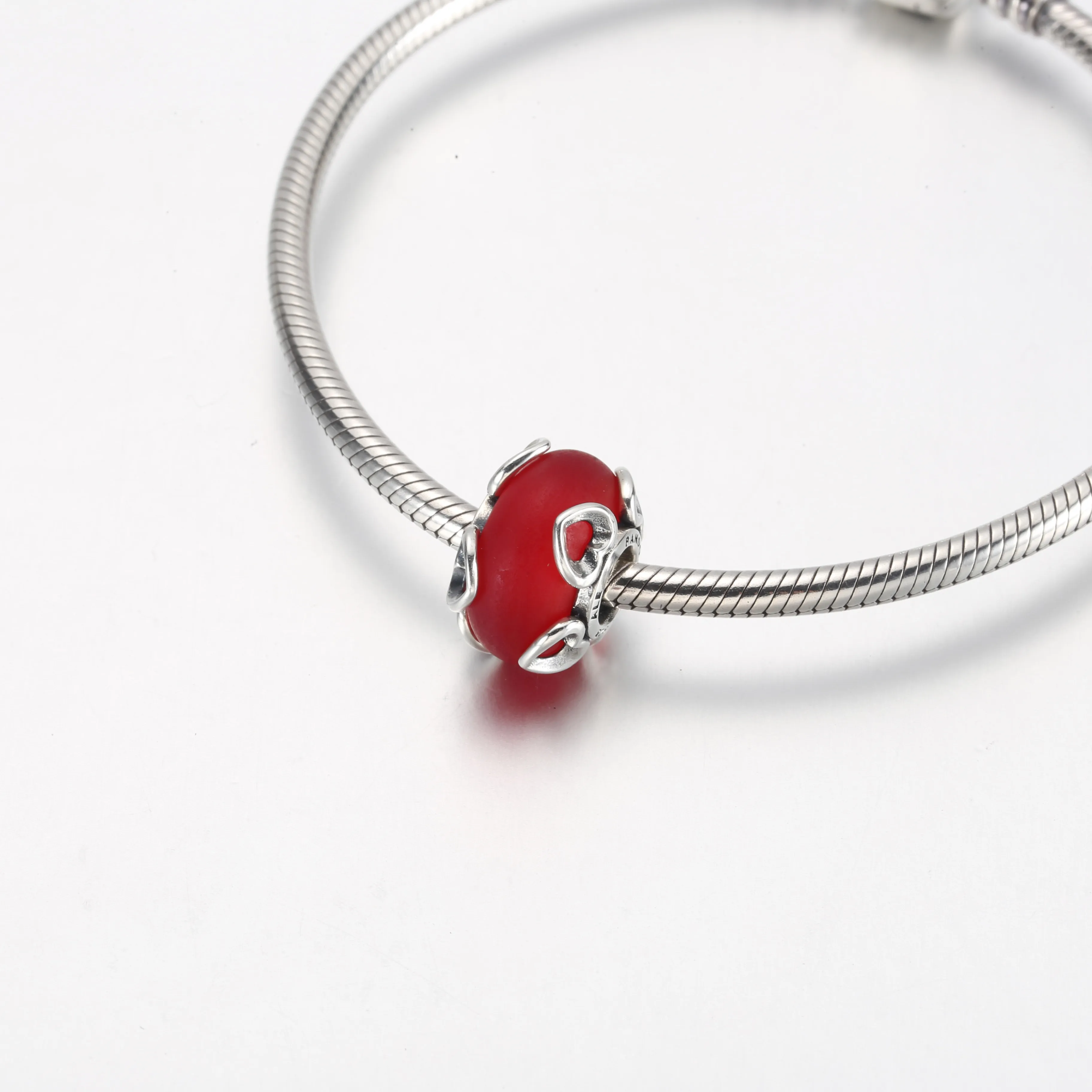 Pandora Frostet Rødt Muranoglass og Hjerter Charm - 792497C01