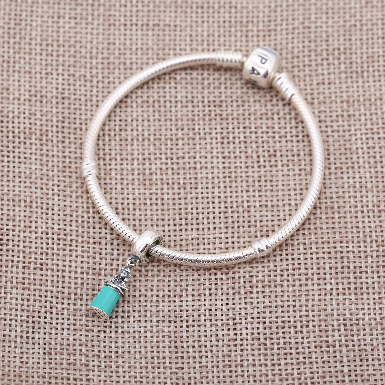 Pandora Disney Alice in Wonderland sølv dingler med hvit og mint emalje - 791897ENMX