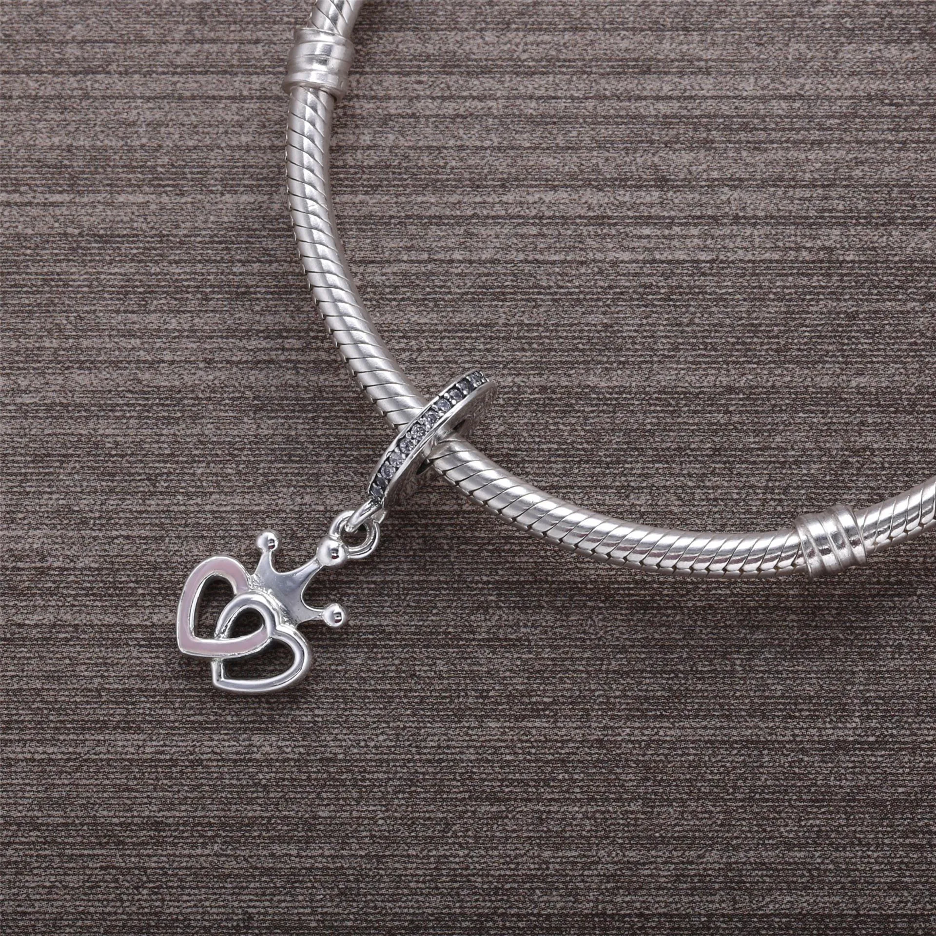 Pandora Sammenlåste kronede hjerter sølv dingler med klar cubic zirconia og rosa emalje - 791963CZ